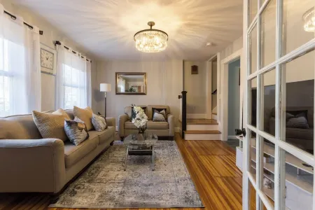 Modern ~ 3 Bedroom House ~ Sleeps 8 ~ 11 mins to Hartford