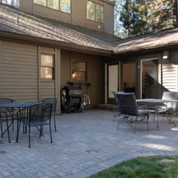 Newly Renovated Sunriver Gem! 12 SHARC passes, Bikes, Ping Pong Table, Hot Tub!