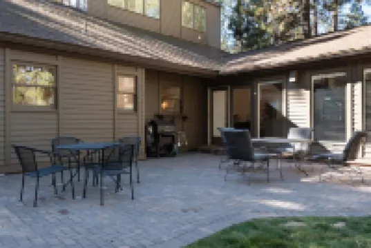 Newly Renovated Sunriver Gem! 12 SHARC passes, Bikes, Ping Pong Table, Hot Tub!