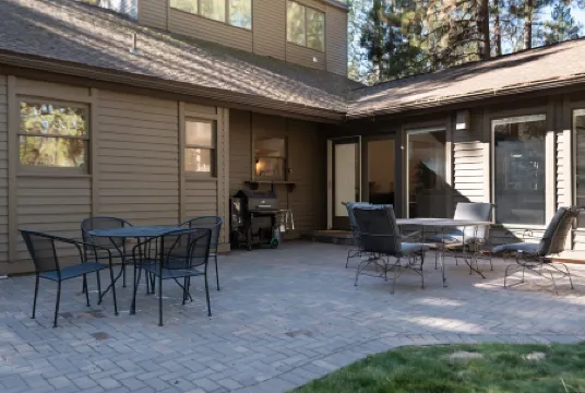 Newly Renovated Sunriver Gem! 12 SHARC passes, Bikes, Ping Pong Table, Hot Tub!