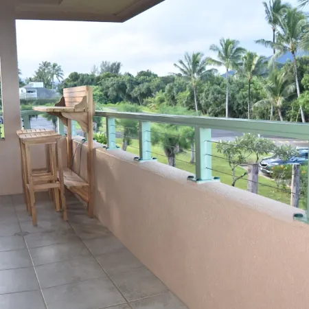 Beautiful, large studio with Mountain views from deck, beach access & A/C