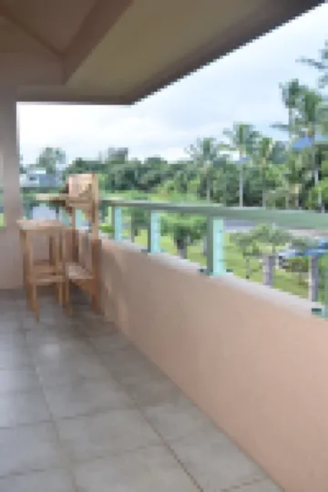 Beautiful, large studio with Mountain views from deck, beach access & A/C