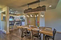 Great location with view and private hot tub!  Well-equipped 3 bedroom.