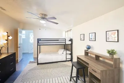 Bright & New KINGS North of Tower District Hotel in zona Fresno Pacific University