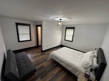 Roomy 5BR 1/4 mile from Main St Отели в г. Чебойган