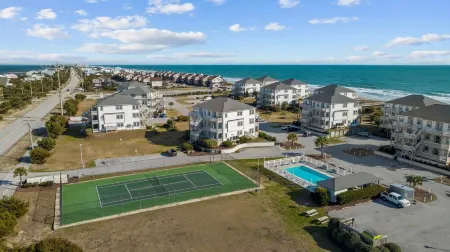 Oceanview, poolside, 2BR/2B condo sleeps 6