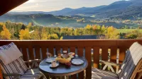 Vacation apartment with a panoramic view, modern, by a golf course, wellness