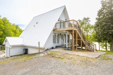 Modern Lakeside Chalet - Large Deck - Pontoon Rentals - BBQ Grill - Boat Slip