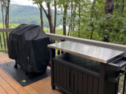 Romantic Couples Cabin in Big Canoe, Lake & Mountain View, Hot Tub, Gas Logs โรงแรมในPickens County