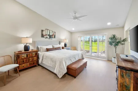 Spectacular Golf Course Villa – A Rare Single-Level Retreat Отели рядом с достопримечательностью «40868 Ave Solana»