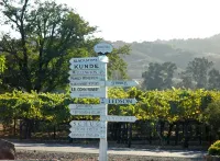 Sonoma Square Gem! Charming New Farmhouse w Pool + Private Detached Guest Suite