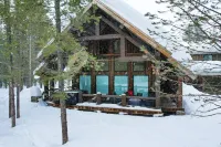 Large family cabin, ALL King beds, 30 min YNP, Hottub, secluded, New!