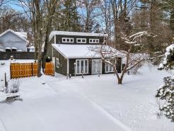 Cobmoosa Shores Cottage: Private Beach, Silver Lake Orv Park, and Wi-Fi!