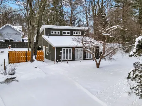 Cobmoosa Shores Cottage: Private Beach, Silver Lake Orv Park, and Wi-Fi!
