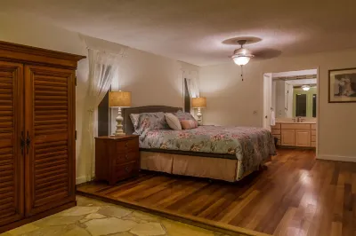 PARADISE PROMISED! Spacious 6 bedroom home. Minimum Stay Hotels in Eastern Honolulu