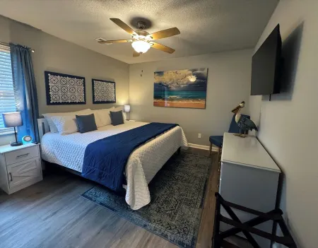 Egret's Cove-Free Beach Pass, Near Golfing and Marina, Walk to Restaurants!