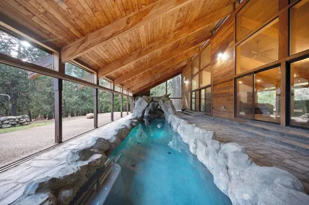 Snowline Lodge with Indoor Pool, Pickleball, Hot Tub and Disc Golf!