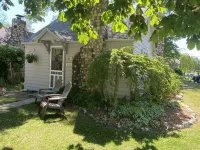 Parkview Cottage #2 - 1/2 block to city beach