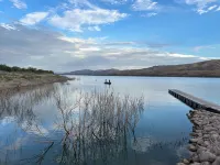 Artistic home and gardens  Just a stones throw to Roosevelt Lake.