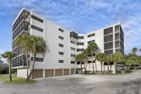 3 Bedroom Penthouse with Stunning Sunset Views of Blackburn Bay! Hotels in Osprey