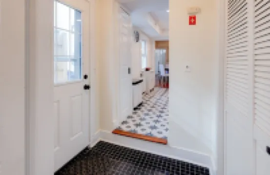 Renovated Row Home in the heart of Downtown Annapolis.Two blocks to everything