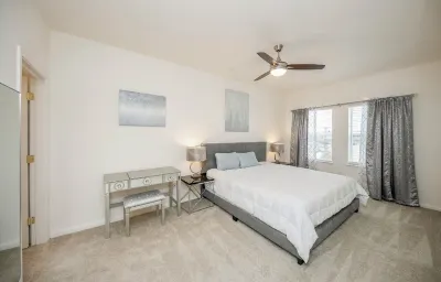 3K ~Spacious Cozy 2 Bedroom Condo in a Lifestyle Center. Hotels near Katy Asian Town