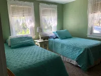 Cape Cod Beach Cottage, only 5 minute walk to Glendon beach & local restaurants Haigis Beach附近的飯店