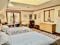 Mt Ashland Homestead, Ashland 10m, 40 ridgetop acres old forest, right by PCT Hotels near Fish Lake