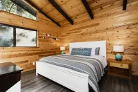 MidCentury Cabin-Deck w Awesome Views Near Hiking At Humber Park. Dog Friendly