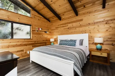 MidCentury Cabin-Deck w Awesome Views Near Hiking At Humber Park. Dog Friendly Hotels near Mount San Jacinto State Park