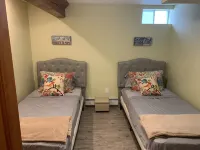 Newly Renovated Rustic style home w/luxury bathrooms  & mountain views, Sereni