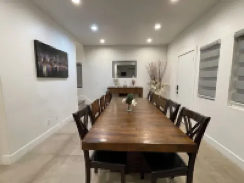 Modern Midway City Home 威斯敏斯特酒店