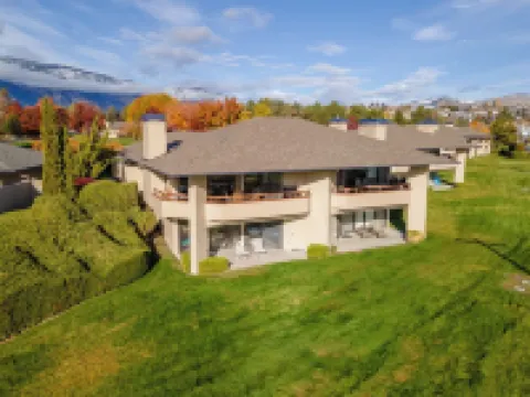 Halmalka Condo 512A Private Hot Tub, 3-bed 2 bath, Sleeps 8, By Outdoor Pool