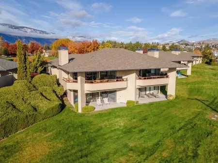 Halmalka Condo 512A Private Hot Tub, 3-bed 2 bath, Sleeps 8, By Outdoor Pool