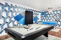 Near Strip, 14 Bedroom Sleeps 40, Huge Indoor/Outdoor Pools, Saunas,Jacuzzi /Spa
