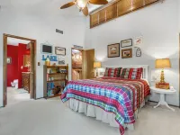 Bass Lake Cabin—Lake Views, BBQ: 4,000+ SQ FT!