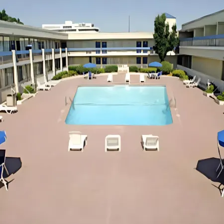 Trade Winds Central Inn