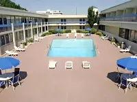 Trade Winds Central Inn