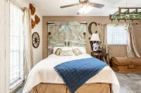 The Rustic Retreat: Heated Pool, Movie Theater, Event Rental !! Hotels in Palm Bay