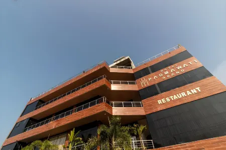 Hotel Padmawati Grand Отели рядом с достопримечательностью «Masjid Madina Munawwara»