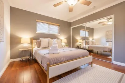 @ Marbella Lane - Charming 4BR Bungalo for Relaxing Retreat Hotels near Arik Jewelry Inc.