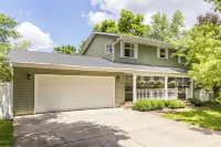 Charming 4-bedroom, family-friendly home in Excelsior. Walkable to everything. Hotels in Excelsior