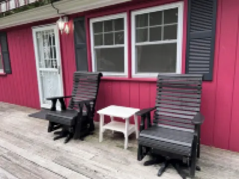 Small cozy cabin with grill & fire pit close to beaches, skiing, biking and URI.