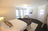 Bright, Spacious 5 bedroom home. 5 mins from the beach.