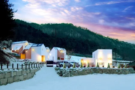 Hongcheon Pool Villa Bjork Pension Отели рядом с достопримечательностью «Palbongsan Tourist Site»