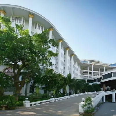 Hermitage Hotel & Resort Hotels near Sala Loi Temple