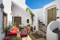 Santorini Vista Legacy Retreat - Live the history, wake to the view! Hotels in Pyrgos Kallistis