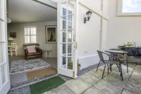 Arundel Mews - Parking - by Brighton Holiday Lets Hotels near University of Brighton Gallery