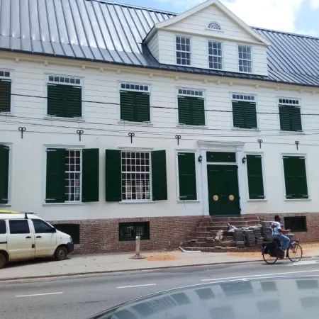 3 Bed House - Sleeps 4 - Parking - Wifi