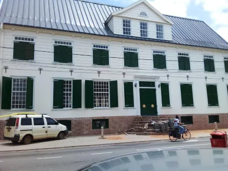 3 Bed House - Sleeps 4 - Parking - Wifi Отели в г. Парамарибо